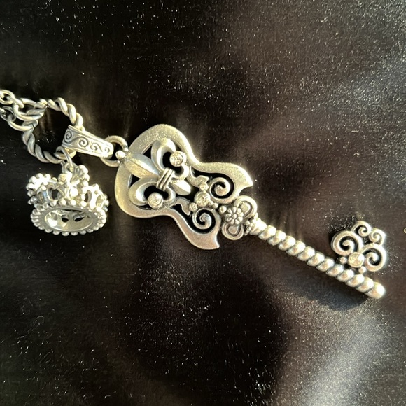 Hard Rock Cafe Pewter colored guitar shaped Key/Crown necklace - Picture 4 of 6